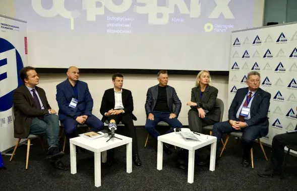 Удзельнікі першай панэлі
