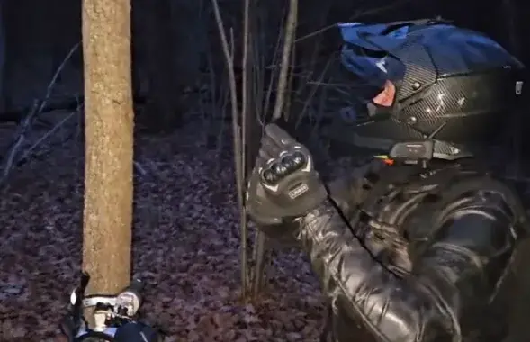 Мотоциклист в лесу
