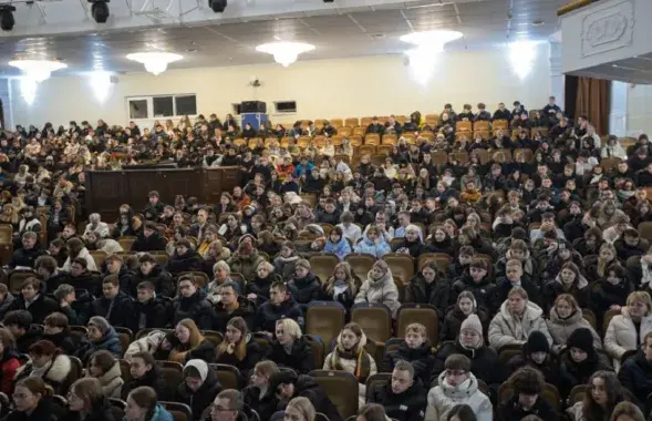 В зале были школьники и студенты
