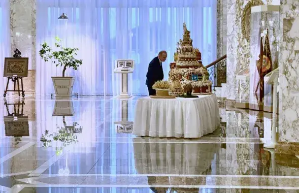 Председатель НАН Владимир Гусаков "изучает символические результаты работы аграриев"
