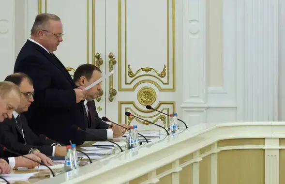 Владимир Гусаков (слева) подготовился к выступлению Василия Герасимова
