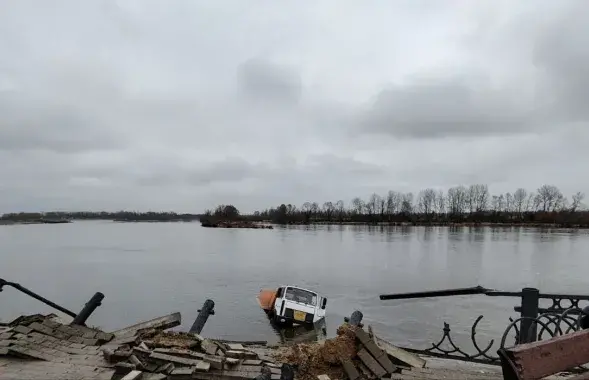 МАЗ оказался в воде за считанные секунды

