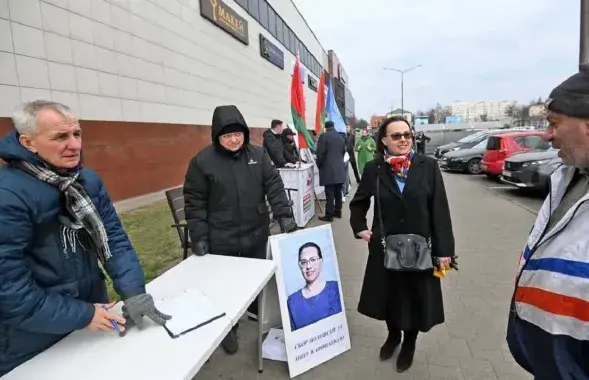 Анна Канопацкая собирает подписи
