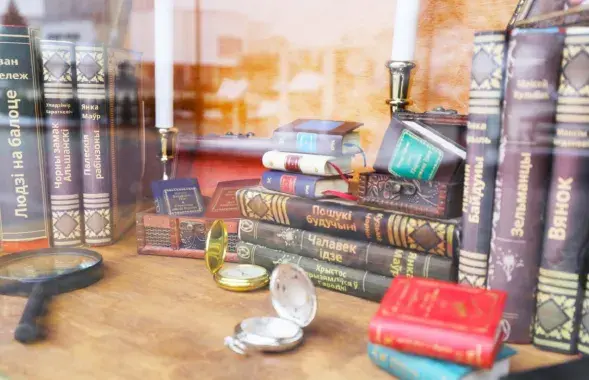 Книги классиков в елке-витрине
