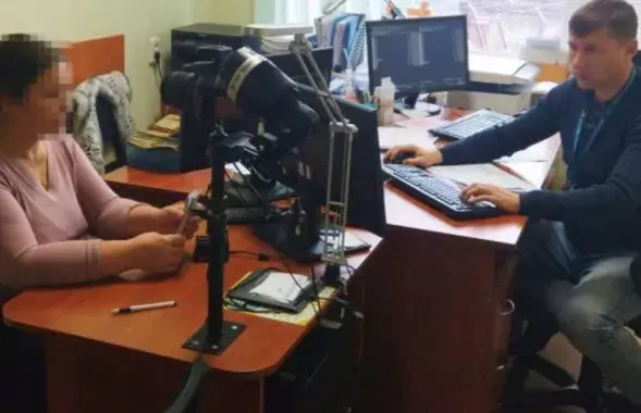 Беларуска ў міграцыйнай службе
