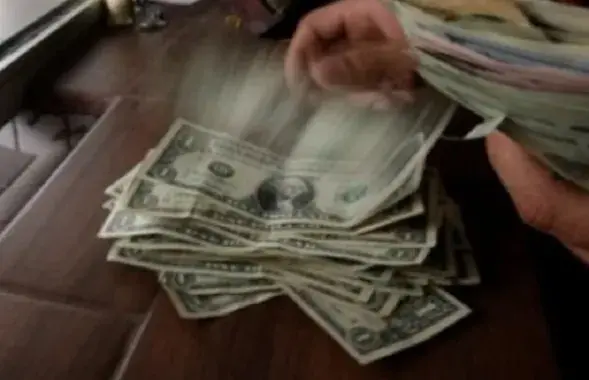 Курс доллара продолжает снижаться
