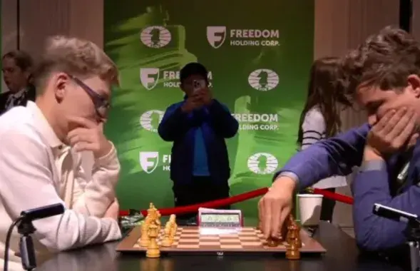 Денис Лазавик и Магнус Карлсен
