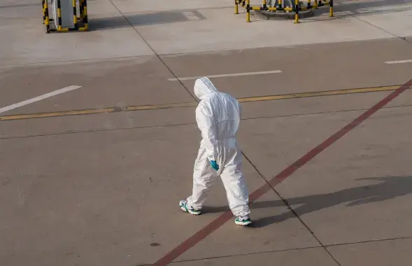 Медык у спецкасцюме, ілюстрацыйнае фота
