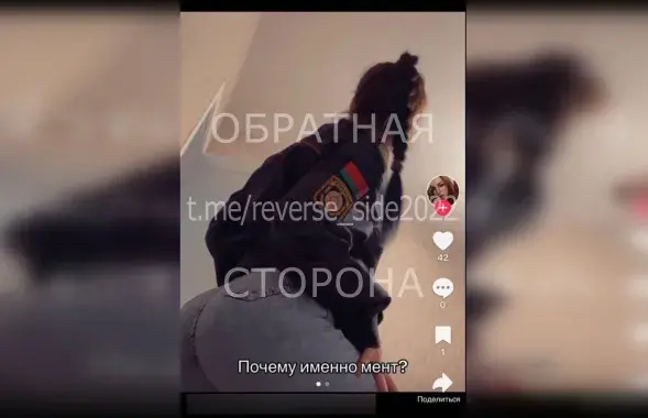 Девушка станцевала в милицейской форме
