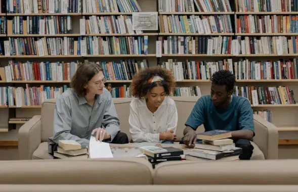 Студенты, иллюстративное фото
