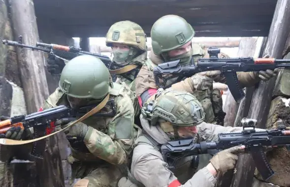 Беларускія вайскоўцы трэніруюцца ў акопе на Гожскім палігоне
