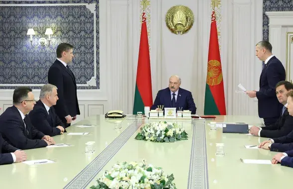 Уже бывшего министра Богданова (стоит слева) Лукашенко отправил в Казахстан
