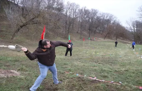 Метание валенка
