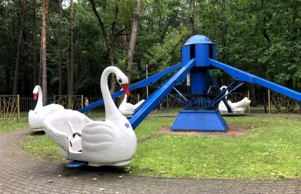 Аттракцион "Лебеди" в парке Челюскинцев в Минске
