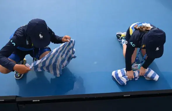 Дождж часам спыняе тэніс на турніры ў Мельбурне
