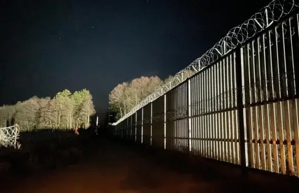 Мигранты сделали подкоп под забором на границе с Польшей
