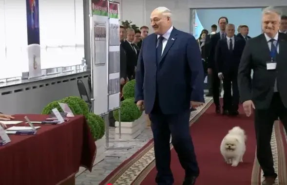 Александр Лукашенко и Умка на избирательном участке 26 января 2025 года
