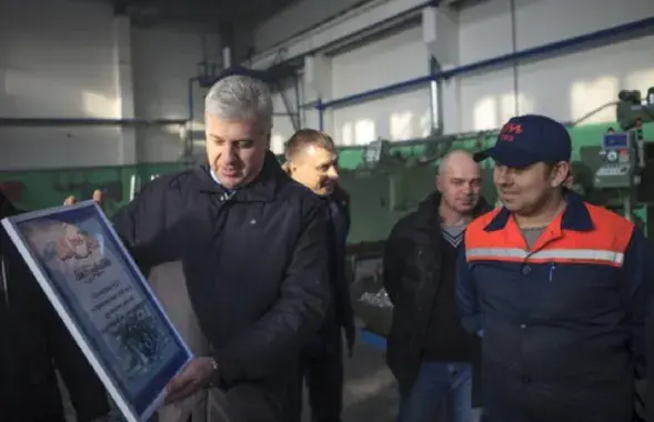 Виктор Самончик на предприятии
