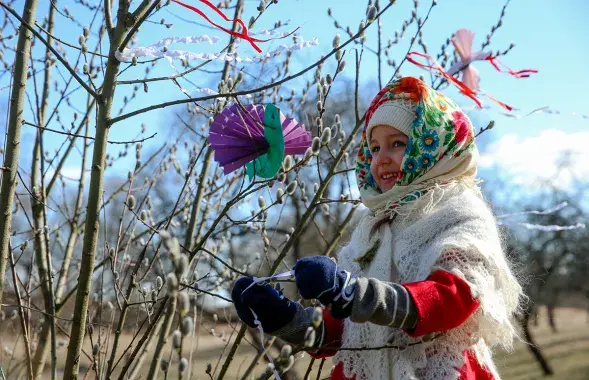 Дзяўчынка ў вясеннім садзе
