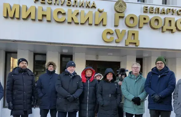 Представители дипломатических миссий возле здания суда
