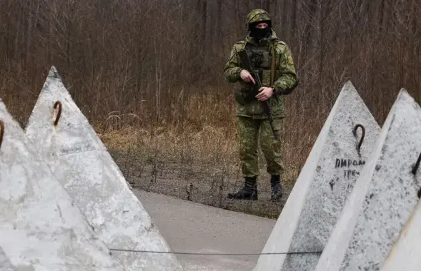 Белорусский пограничник на границе с Украиной