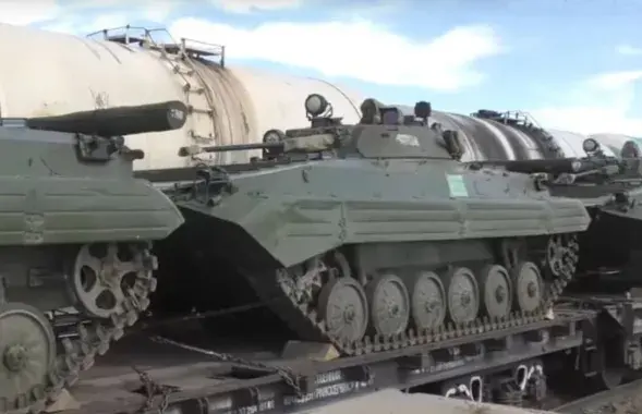 Перевозка военной техники, иллюстративное фото
