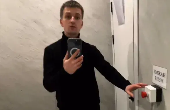 Иван Здонюк в туалете "Варки"
