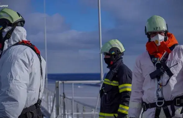 В Украине продолжают бороться с последствиями удара беспилотника по ЧАЭС
