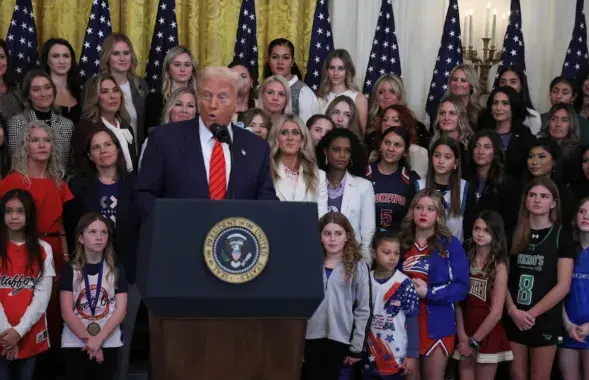 Дональд Трамп&nbsp;перад падпісаннем указа
