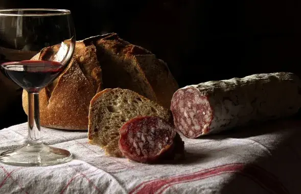 Вино, хлеб и колбаса