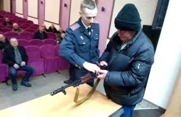 Многія прысутныя мужчыны дзясяткі гадоў не трымалі ў руках аўтамат
