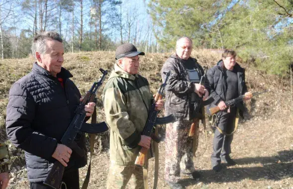 Мужчыны&nbsp;патрымалі ў руках аўтаматы
