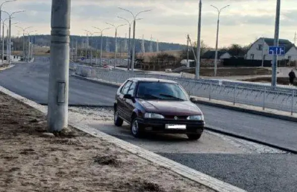 Дарожнікі проста "абышлі перашкоду"
