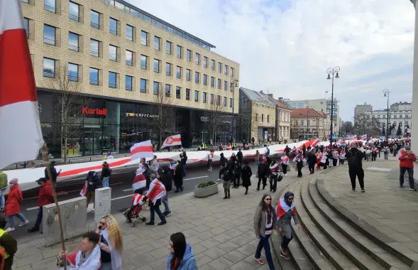 БЧБ-флаг на День Воли в Варшаве
