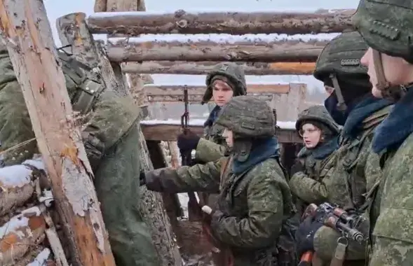 Школьники в окопе
