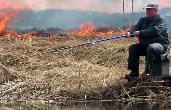 Мужчина ловит рыбу