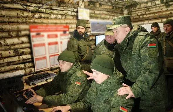 Віктар Хрэнін на камандным пункце
