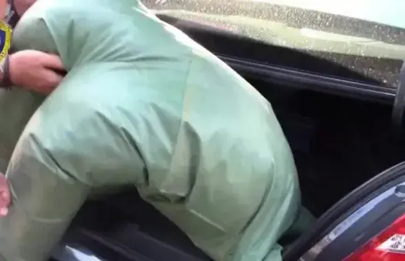 Следчы эксперымент у Баранавічах: нападнік паказвае, як засоўваў цела ў багажнік
