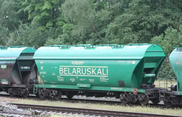 Железнодорожный вагон с надписью "Беларуськалий"
