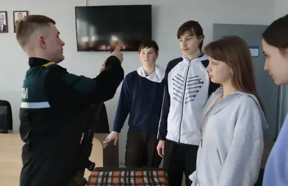 Портрет Александра Лукашенко висит в компании министра
