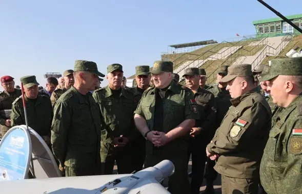 Аляксандр Лукашэнка з вайскоўцамі
