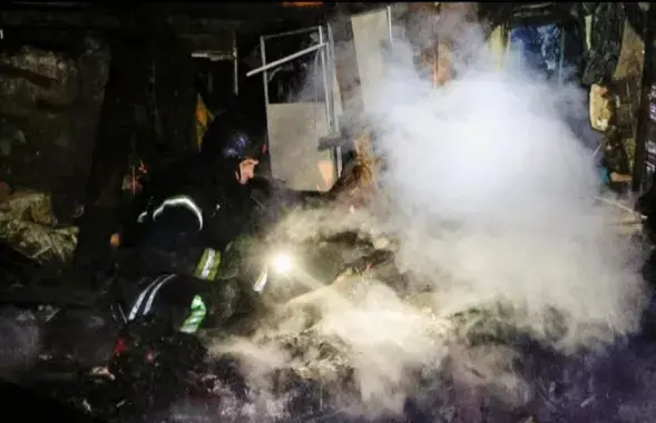 Спасатель разгребает завалы после российской атаки
