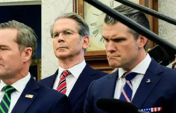 Дарадца па нацбяспецы Майк Уолтц (злева) і міністр абароны Піт Хэгсет (справа)
