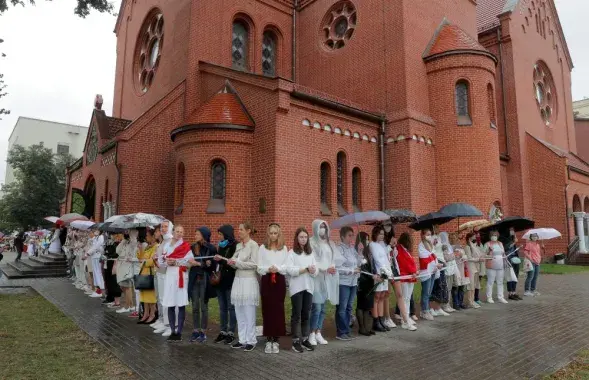 A protest in front of a church building in Minsk in 2020
