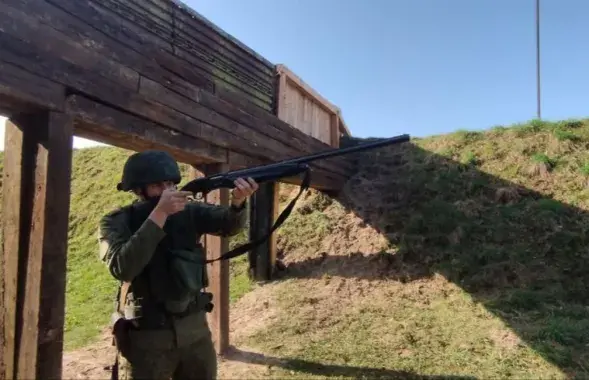 Вайскоўцаў вучылі збіваць дроны з паляўнічай зброі
