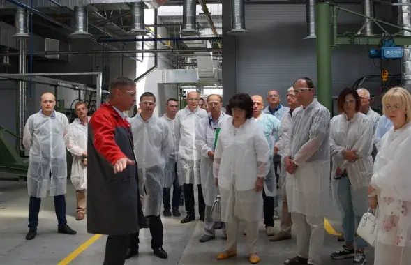 Рабочие на заводе летом 2019 года
