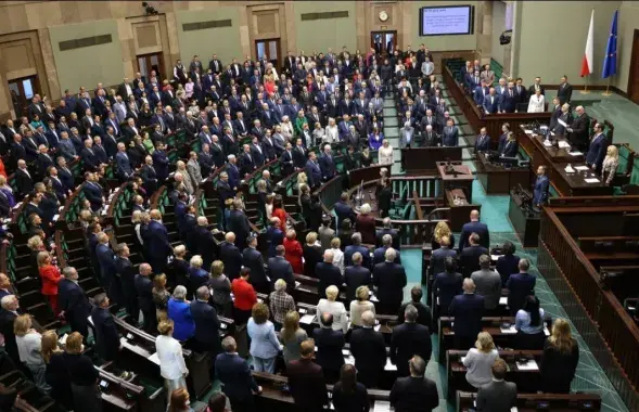 Дэпутаты ў зале пасяджэнняў Сейму ў Варшаве
