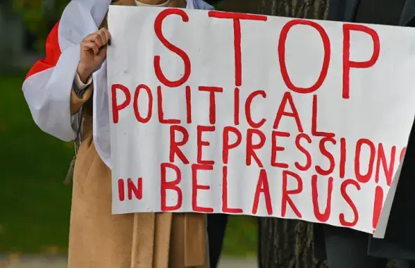Палітычны плакат з заклікам спынення палітычных рэпрэсій у Беларусі
