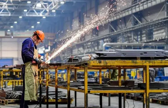 Рабочий на заводе