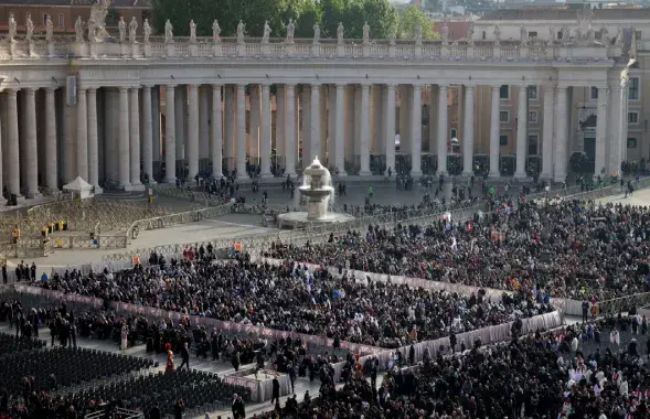 Плошча Святога Пятра ў чаканні развітання з Папам Францішкам.
